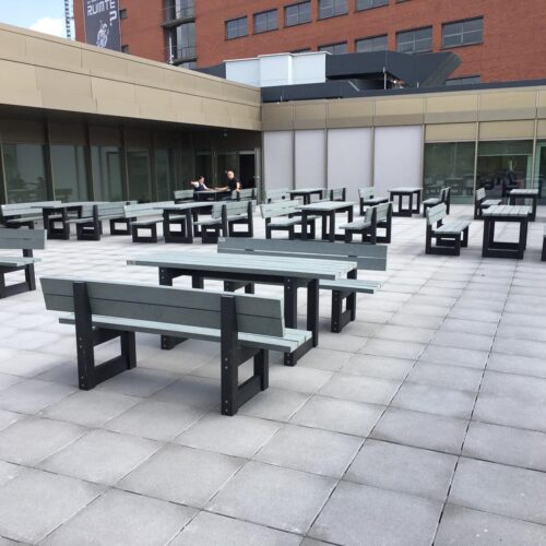 Kunststof Picknicktafel London 32 10 van deze fraaie picknicksets op het dakterras in Eindhoven. Met drie praktische uitvoeringen – met of zonder rugleuning – biedt de picknickset Londen altijd een passende zitoplossing voor uw buitenruimte.